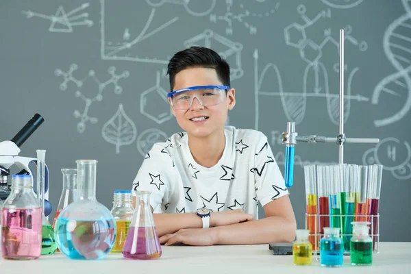 Portret Van Glimlachende Vietnamese Kid Goggles Studeren Chemie Klas — Stockfoto