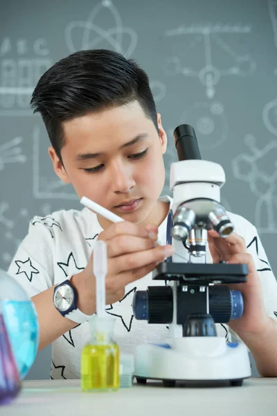 Vietnamese Schoolboy Using Microscope Conduct Experiment — Stock Photo, Image