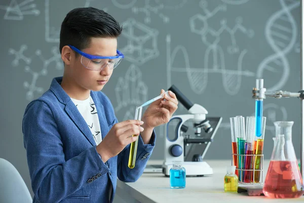 Slimme Vietnamese School Kid Het Toevoegen Van Reagens Reageerbuis Experiment — Stockfoto