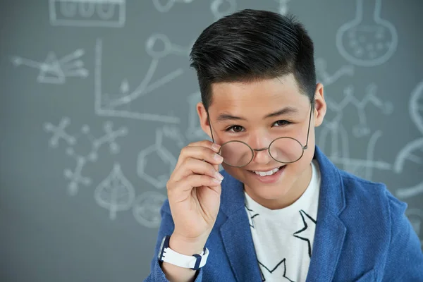 Portret Inteligentnego Wietnamskiego Chłopca Regulując Okulary Patrząc Kamerę — Zdjęcie stockowe