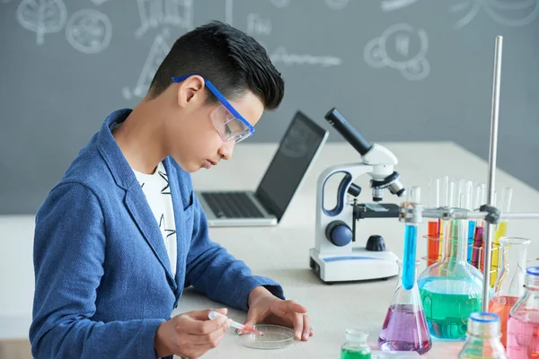 Vietnamese Teen Boy Using Pipette Pitting Red Liquid Petri Dish — Stock Photo, Image