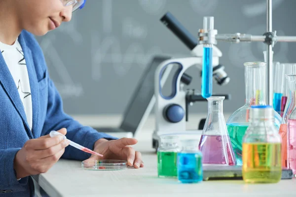 Middelbare School Student Zetten Rode Stof Petrischaaltje — Stockfoto