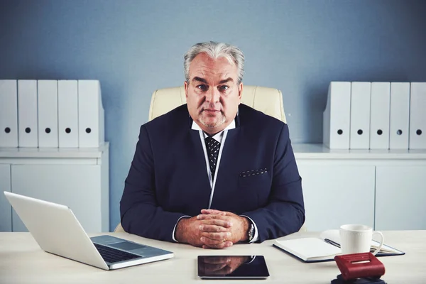 Σοβαρός Επιχειρηματίας Αυτοπεποίθηση Που Κάθεται Στο Τραπέζι Του Γραφείου Και — Φωτογραφία Αρχείου