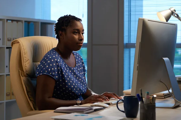 在办公室从事计算机工作的黑人女企业家 — 图库照片