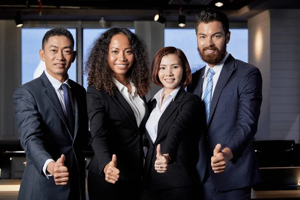 Groep Van Succesvolle Jonge Multi Etnische Mannen Vrouwen Die Bij — Stockfoto