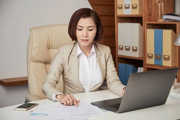 Elegancka Kobieta Interesu Pracy Laptopem Papierowym Dokumentem Siedząc Przy Stole — Zdjęcie stockowe