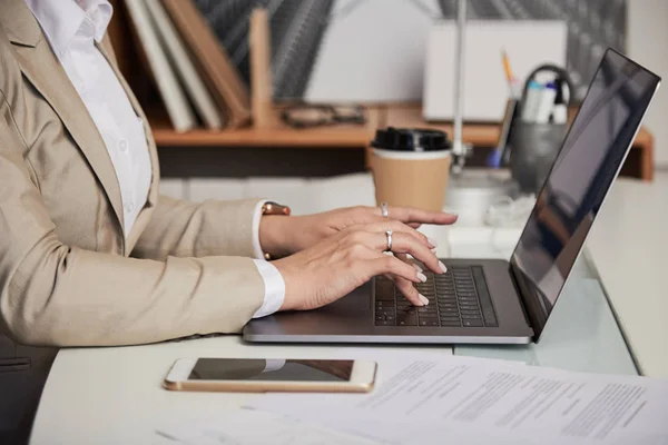 Vista Lateral Colheita Mulher Anônima Digitando Laptop Enquanto Trabalhava Mesa — Fotografia de Stock