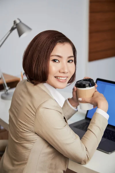 Hermosa Joven Asiática Chaqueta Beige Tomando Una Taza Café Mientras — Foto de Stock