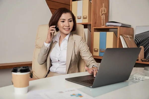 Mujer Bastante Asiática Con Chaqueta Hablando Por Teléfono Mientras Navega — Foto de Stock