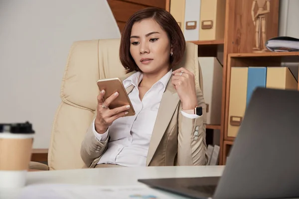 Moderna Donna Asiatica Seduta Tavola Con Laptop Smartphone Surf Ufficio — Foto Stock