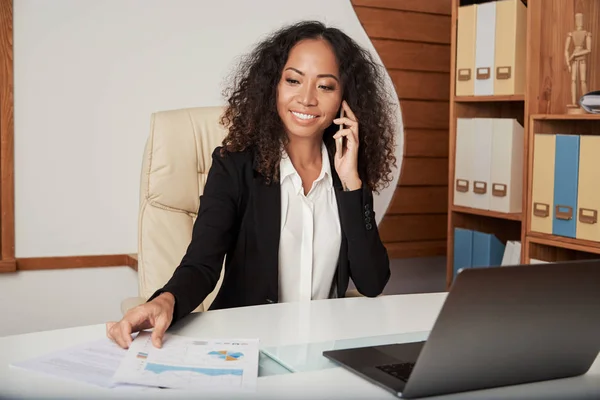 Beautiful Ethnic Woman Formal Suit Smiling While Having Phone Conversation — Stock Photo, Image