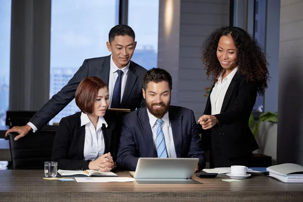 Group Multiethnic Men Women Modern Office Having Business Meeting Sharing — Stock Photo, Image