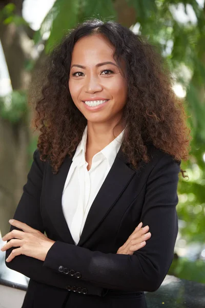 Hermosa Joven Empresaria Étnica Chaqueta Negra Sosteniendo Los Brazos Cruzados — Foto de Stock