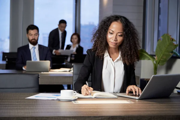 Adult Ethnic Woman Laptop Taking Notes Paper While Working Modern — Stock Photo, Image