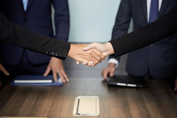 Crop Side View Businesswomen Suits Shaking Hands While Having Meeting — Stock Photo, Image