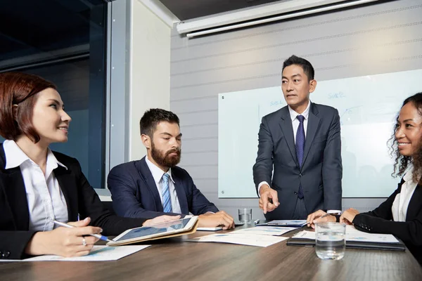 Gruppo Colleghi Multietnici Che Riuniscono Sala Conferenze Tavola — Foto Stock