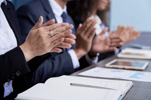 Vista Sin Rostro Los Empresarios Aplaudiendo Una Reunión Negocios Mientras —  Fotos de Stock