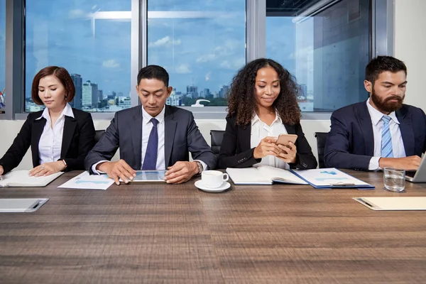 Colleghi Multietnici Seduti Tavola Con Documenti Gadget Che Lavorano Ufficio — Foto Stock