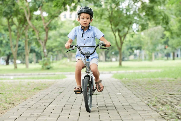 Pequeño Niño Vietnamita Con Casco Cuando Pedalea Parque Verano — Foto de Stock