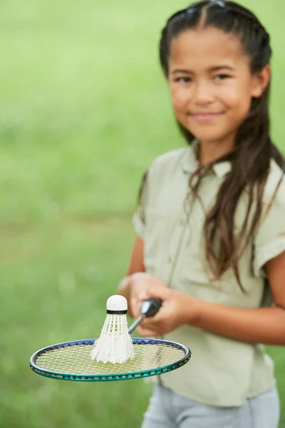 Wesoły Uśmiechnięty Asian Dziewczyna Ciesząc Grać Badminton Dworze — Zdjęcie stockowe