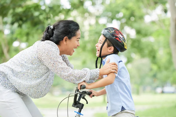 Feliz Madre Felicitando Hijo Con Primer Paseo Bicicleta — Foto de Stock