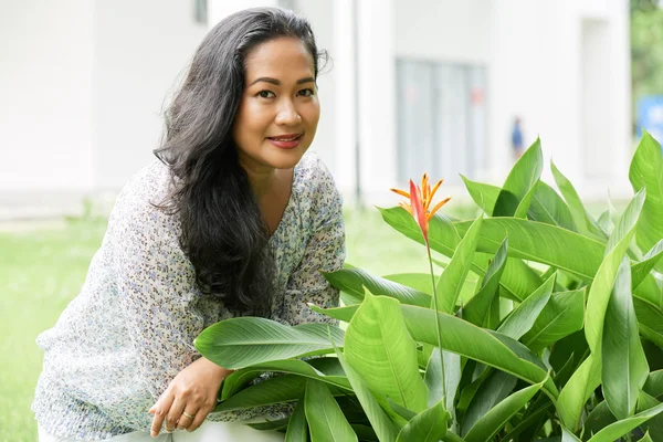 Retrato Muito Sorridente Mulher Asiática Cheirando Flor — Fotografia de Stock