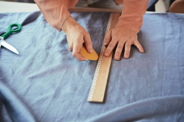 Kumaş üzerinde kadın terzi çizim giysi detayları eller