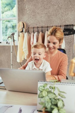 Anne oynama ile oğul üzerinde laptop sırasında mola içinde atölye