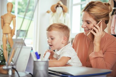 Gülmek iş kadın telefonda arama zaman meraklı küçük oğlu onun tur oturuyor