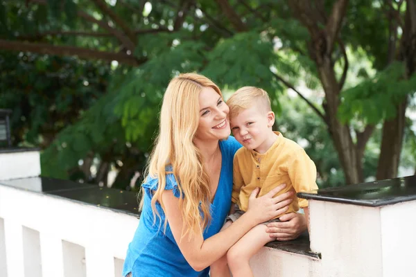 Gelukkig Mooie Jonge Vrouw Knuffelen Haar Zoon — Stockfoto