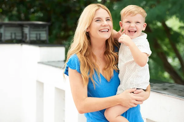 Gelukkige Moeder Zoon Genieten Van Tijd Doorbrengen Buitenshuis — Stockfoto