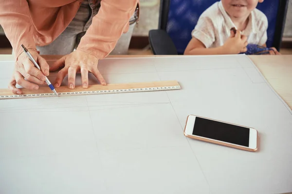 Curieux Petit Garçon Regardant Mère Dessin Patron Vêtements — Photo