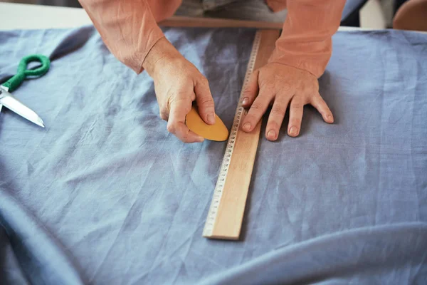 Mãos Alfaiate Feminino Desenho Detalhes Vestuário Tecido — Fotografia de Stock