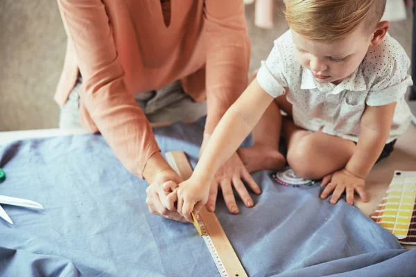 Liten Pojke Hjälpa Mamma Med Ritning Tyg Utsikt Från Ovan — Stockfoto