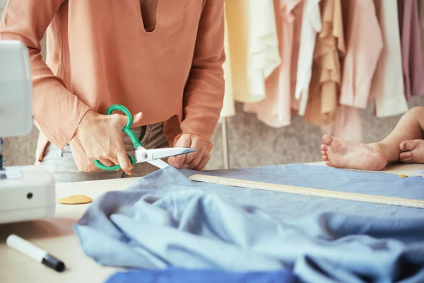 Mujer Cortando Tela Para Nueva Prenda Que Está Cosiendo Para — Foto de Stock