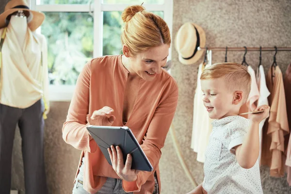 Bastante Sonriente Diseñador Moda Mostrando Algo Computadora Tableta Hijo — Foto de Stock