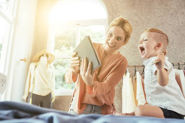 Madre Hijo Sorprendidos Con Cantidad Ventas Sitio Web Tienda Ropa — Foto de Stock