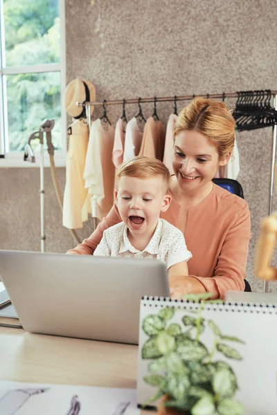 Anne oynama ile oğul üzerinde laptop sırasında mola içinde atölye