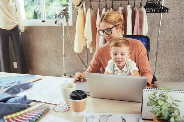 Piuttosto Femminile Proprietario Studio Design Moda Che Lavora Progetto Con — Foto Stock