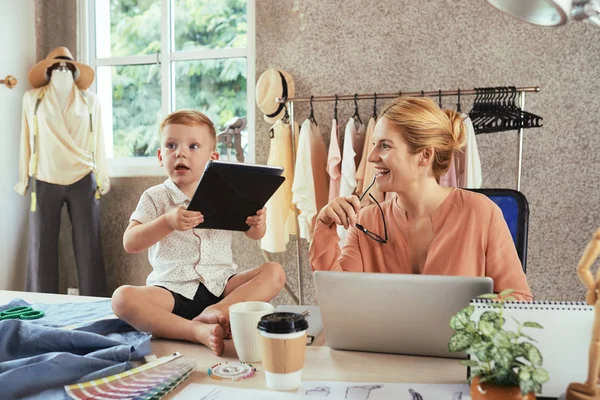 Mujer Feliz Dueño Una Pequeña Empresa Mirando Hijo Sentado Mesa — Foto de Stock