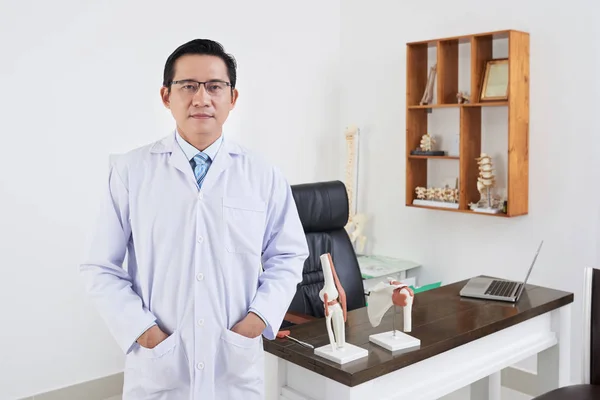 Porträt Eines Vietnamesischen Allgemeinmediziners Seinem Büro — Stockfoto