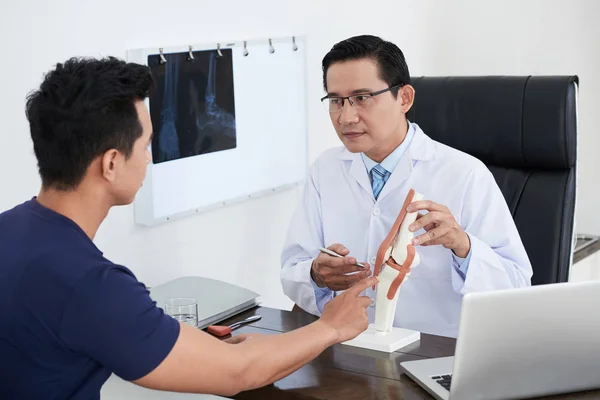 Médico Explicando Estrutura Articulação Paciente — Fotografia de Stock