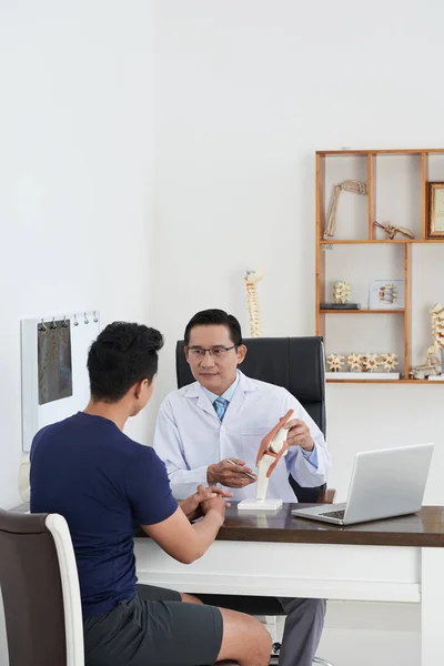 Doctor Explaining Cause Pain Young Patient — Stock Photo, Image