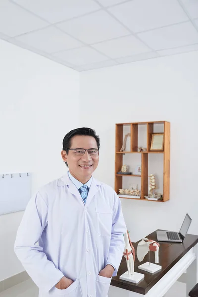 Retrato Alegre Maduro Asain Médico Osteopata Consultório Médico — Fotografia de Stock