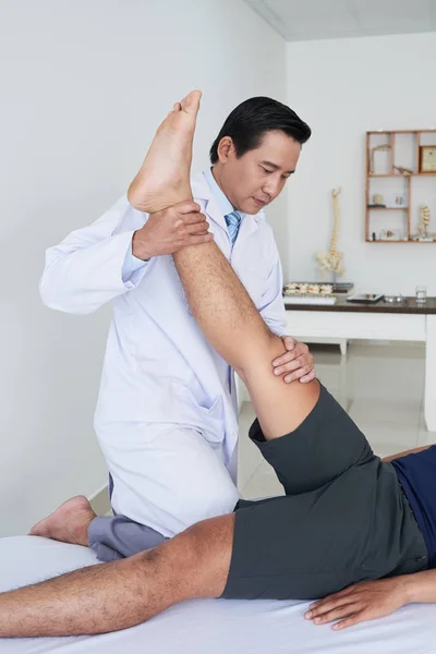 Arzt Überprüft Bein Des Patienten Bei Reha Therapie — Stockfoto