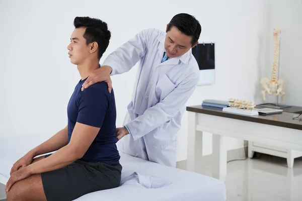 Ostéopathe Vérifier Colonne Vertébrale Assis Jeune Homme Vietnamien — Photo