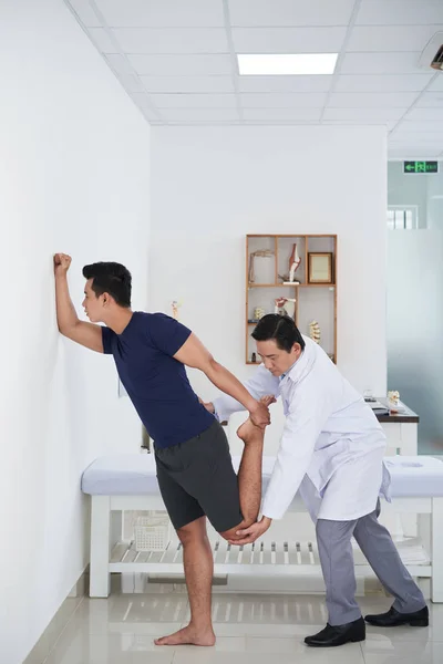 Professional Physiotherapist Working Patient Clinic — Stock Photo, Image