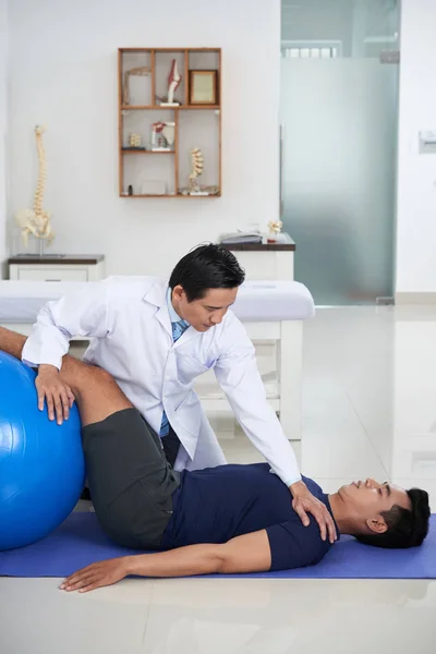 Mann Mit Rückenschmerzen Besucht Reha Therapie — Stockfoto