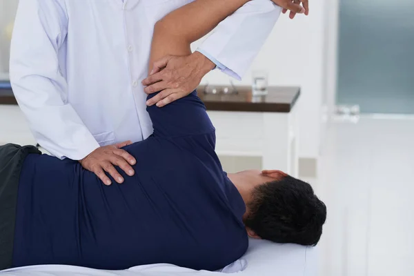 Chiropraktiker Stellt Wirbelsäule Von Patienten Mit Rückenschmerzen Ein — Stockfoto