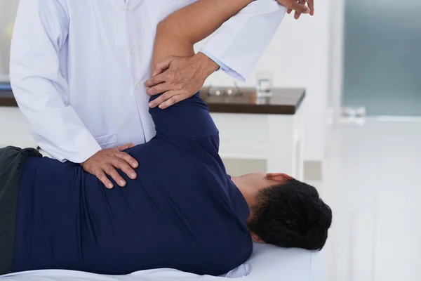 Quiroprático Ajustando Coluna Vertebral Paciente Com Dor Nas Costas — Fotografia de Stock